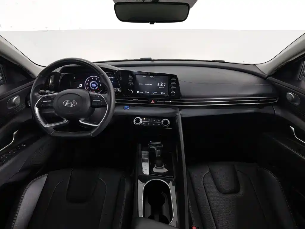 Hyundai Elantra — фото 5