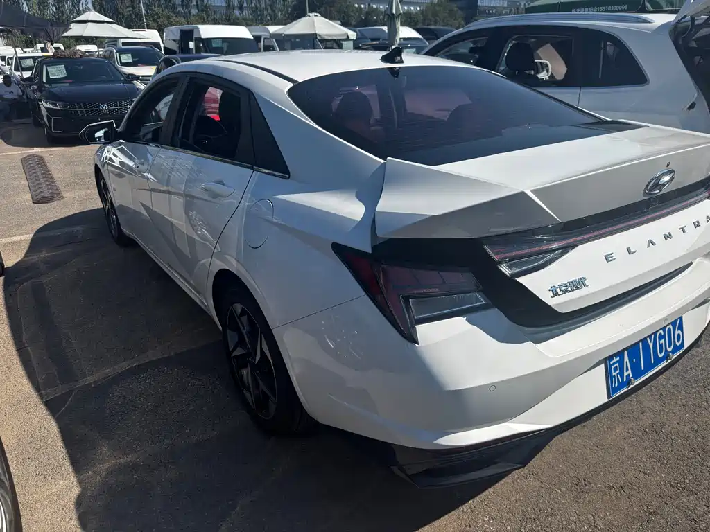 Hyundai Elantra — фото 14