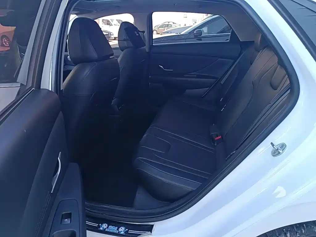 Hyundai Elantra — фото 17