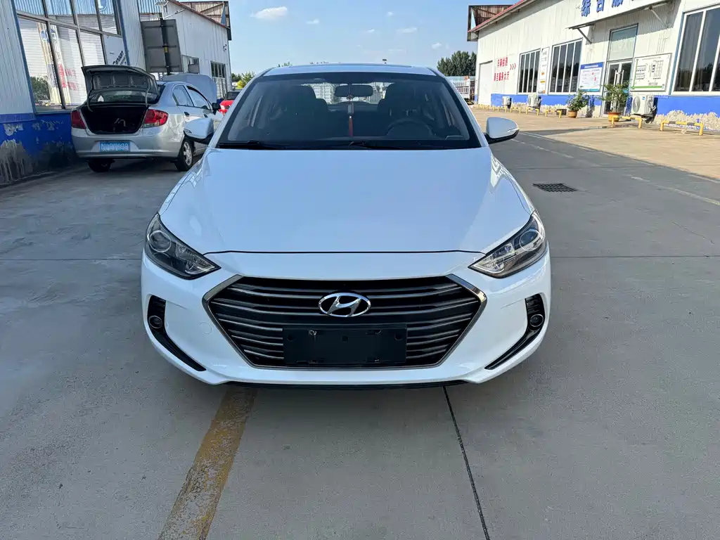 Hyundai Elantra — фото 2