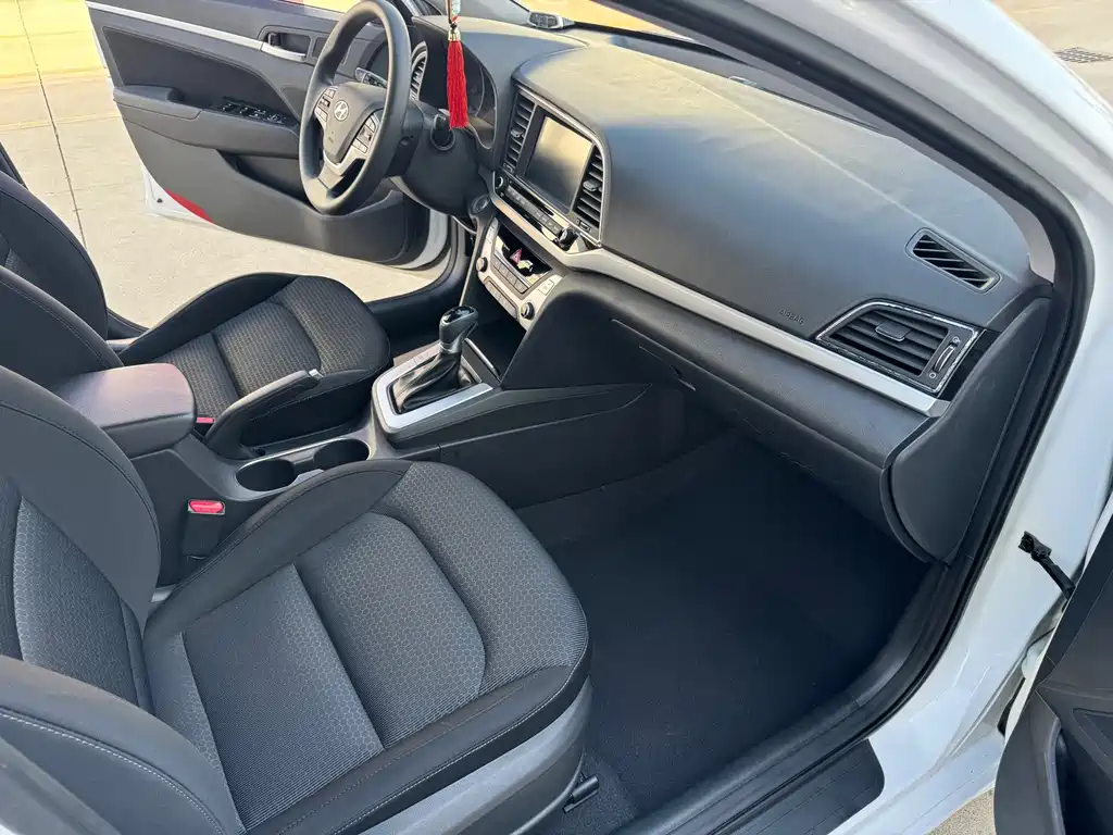 Hyundai Elantra — фото 5