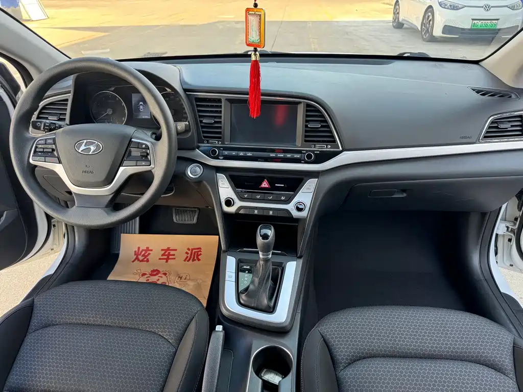 Hyundai Elantra — фото 6