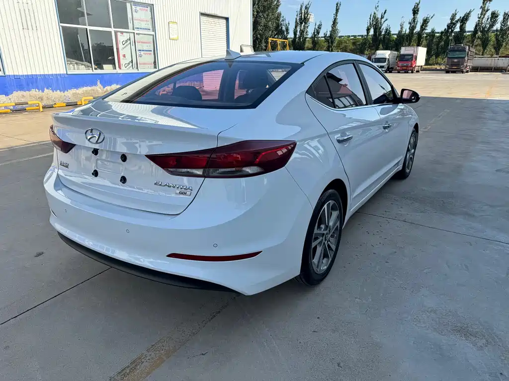 Hyundai Elantra — фото 7