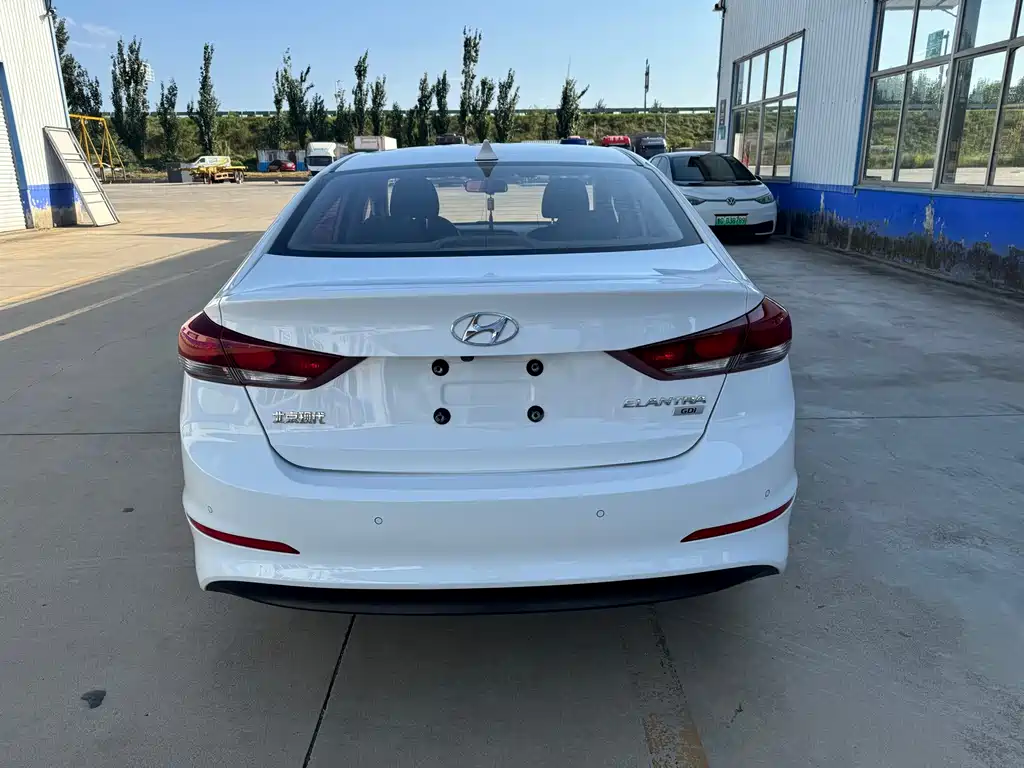 Hyundai Elantra — фото 8