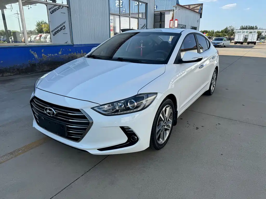 Hyundai Elantra — фото 1