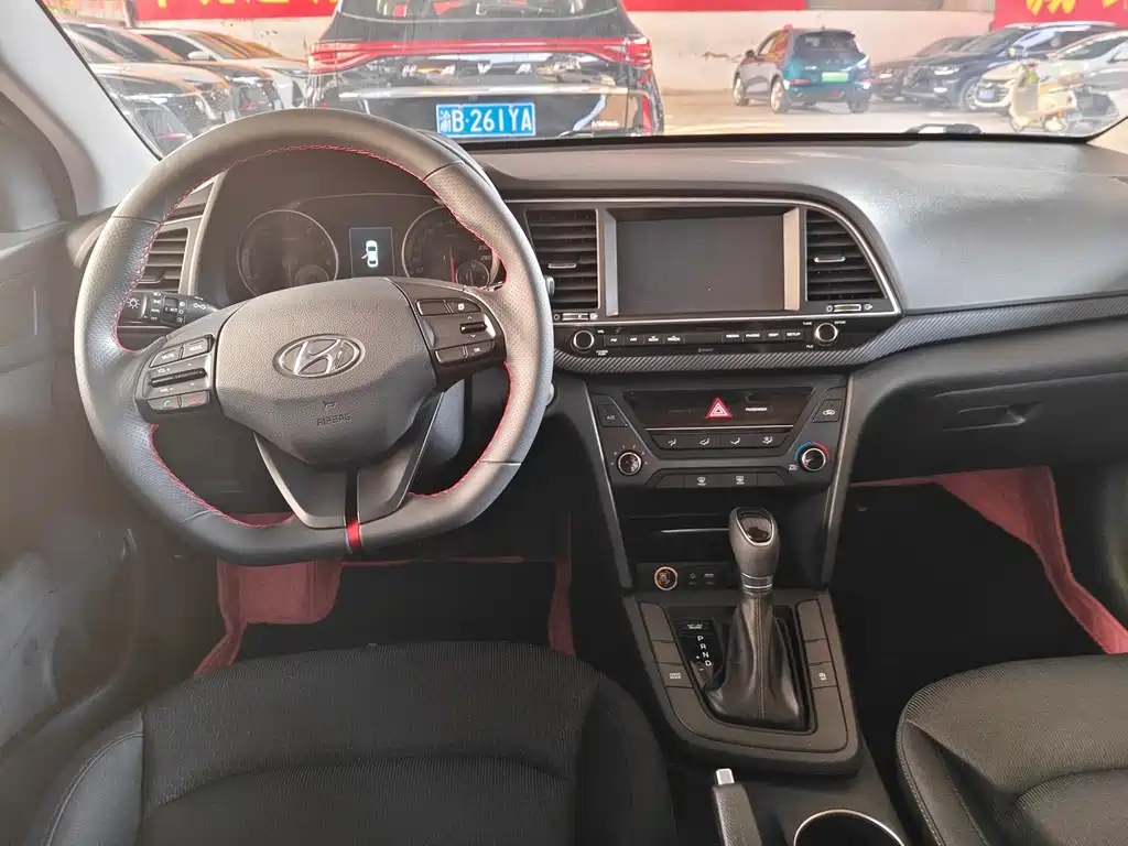 Hyundai Elantra — фото 5