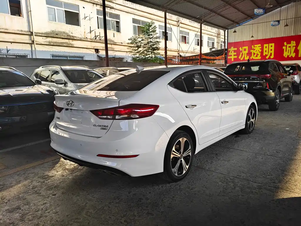 Hyundai Elantra — фото 9