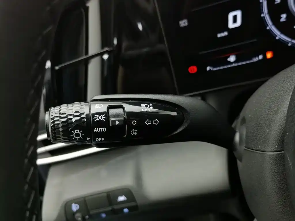 Hyundai Elantra — фото 21