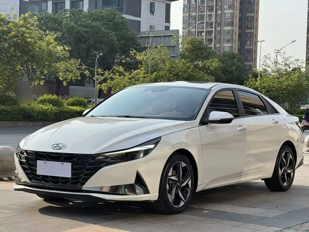 Hyundai Elantra — фото 2