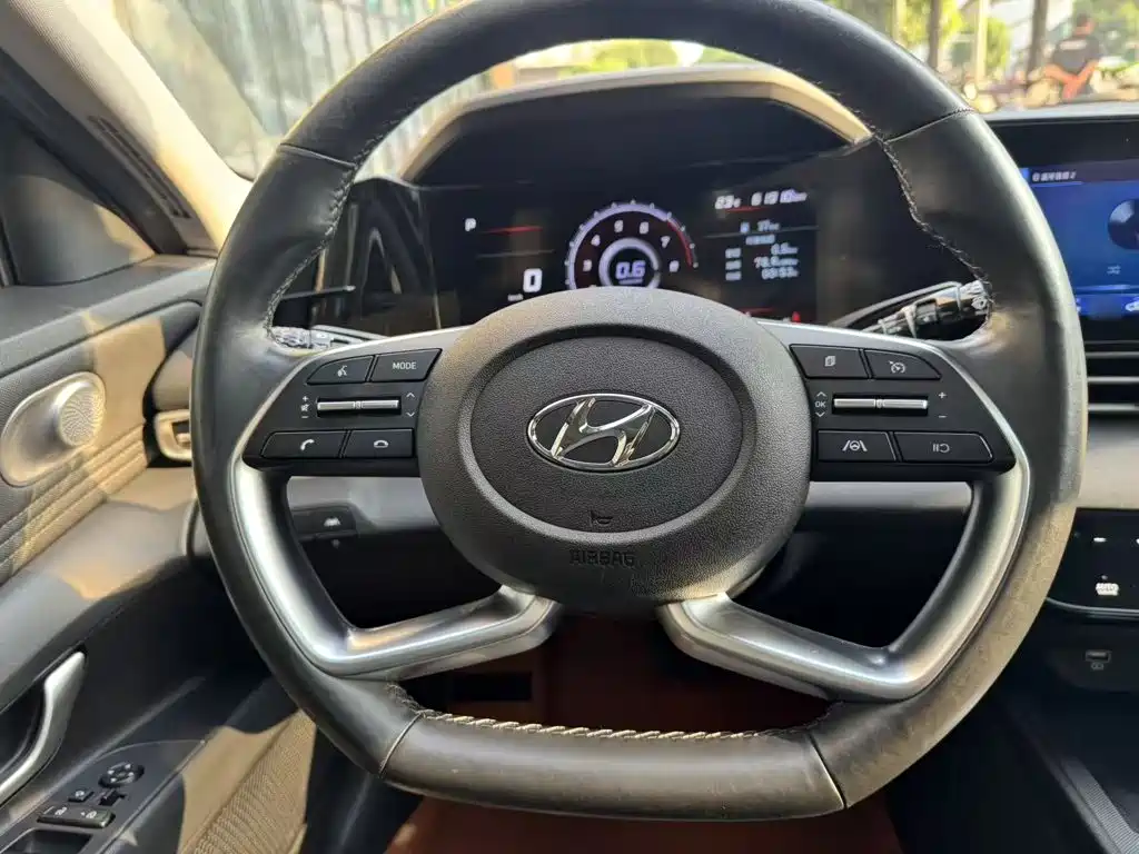 Hyundai Elantra — фото 15