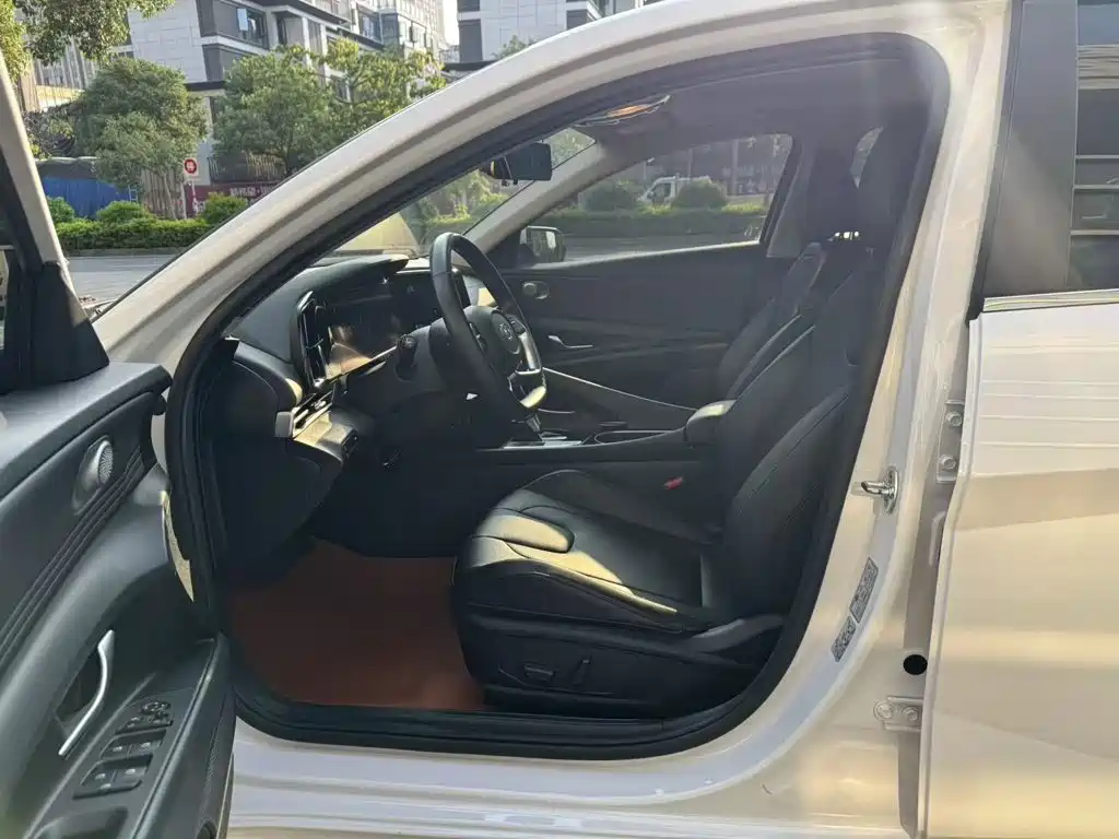 Hyundai Elantra — фото 17