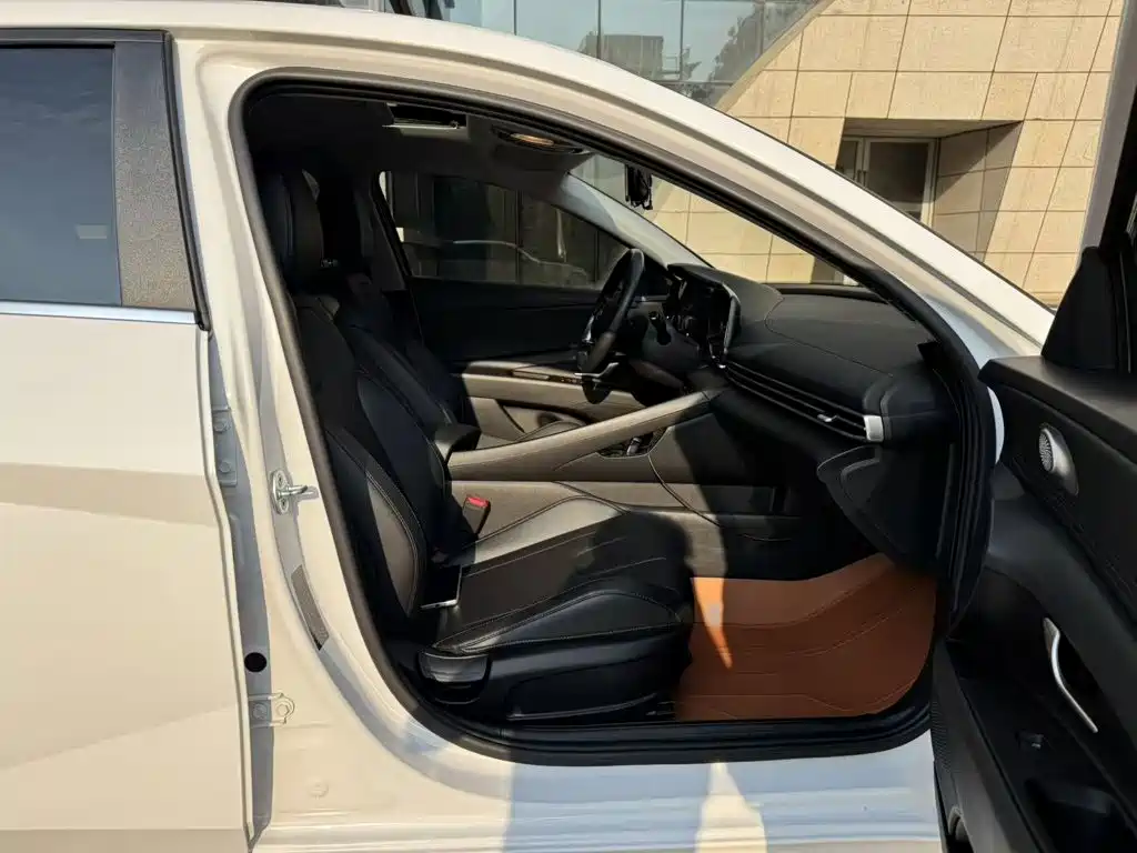 Hyundai Elantra — фото 20