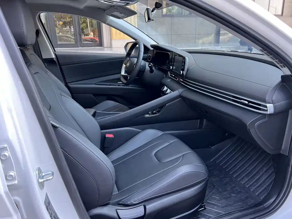 Hyundai Elantra — фото 11
