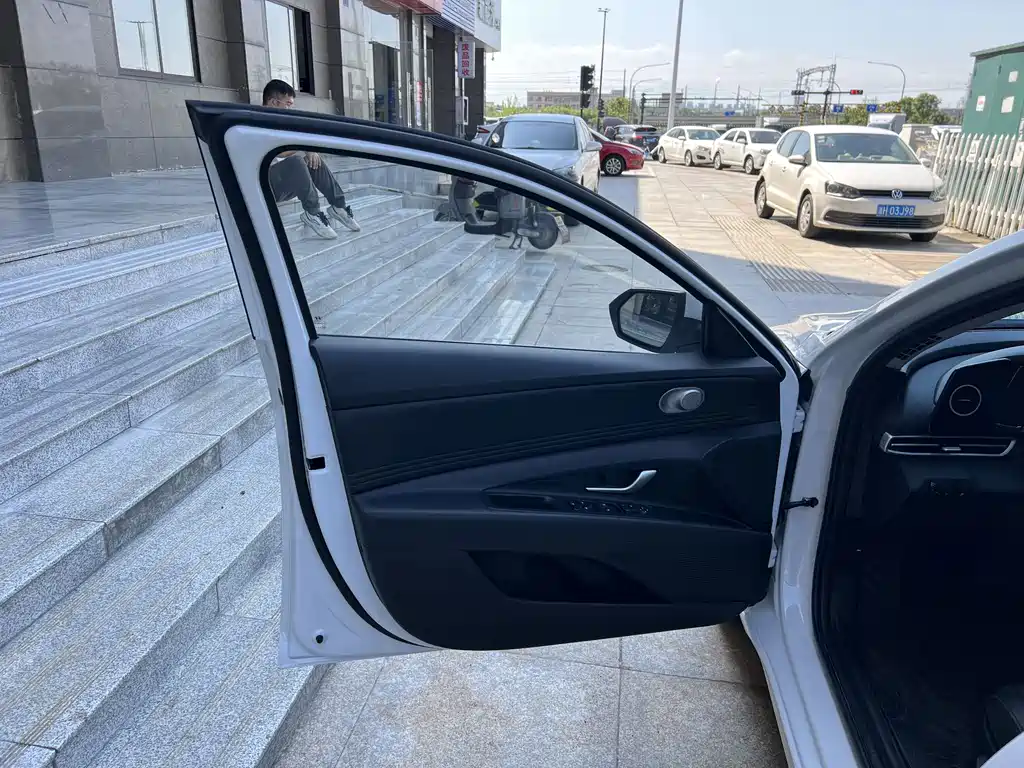 Hyundai Elantra — фото 13