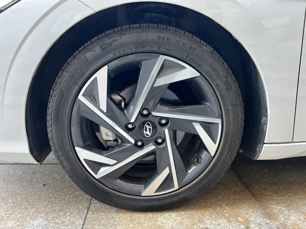Hyundai Elantra — фото 14