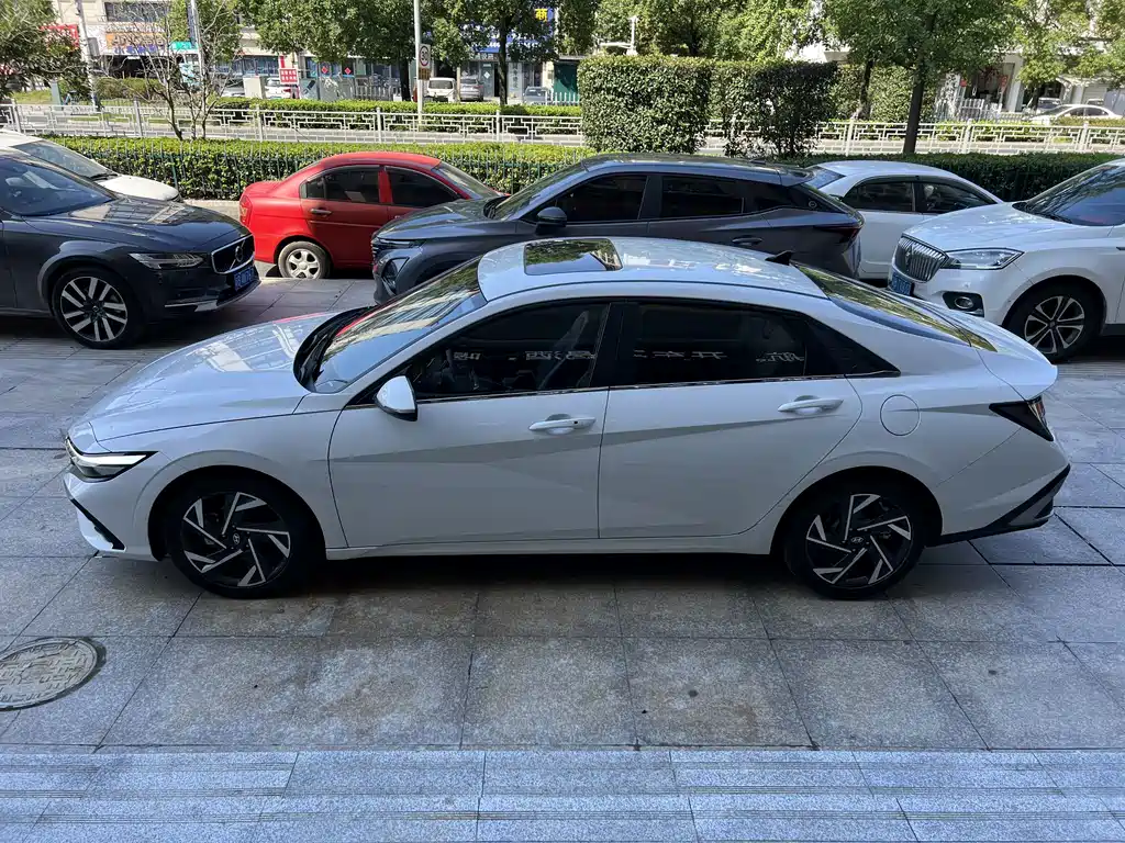 Hyundai Elantra — фото 3