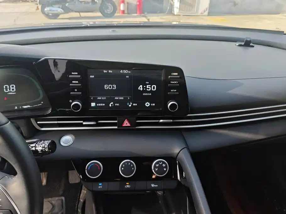 Hyundai Elantra — фото 13