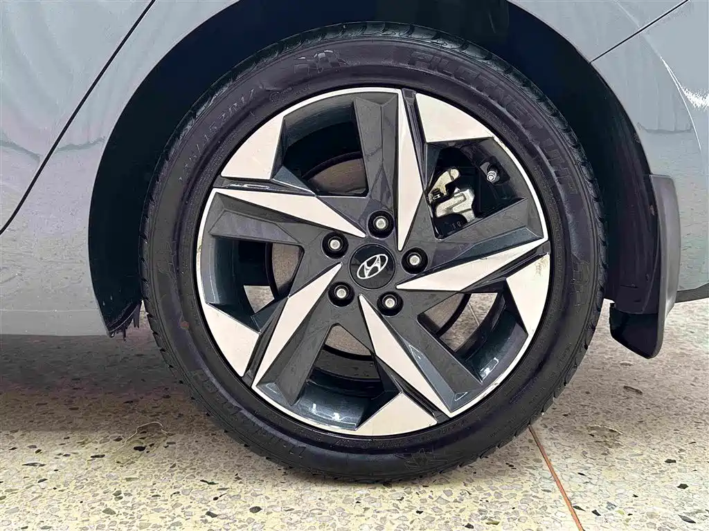 Hyundai Elantra — фото 11