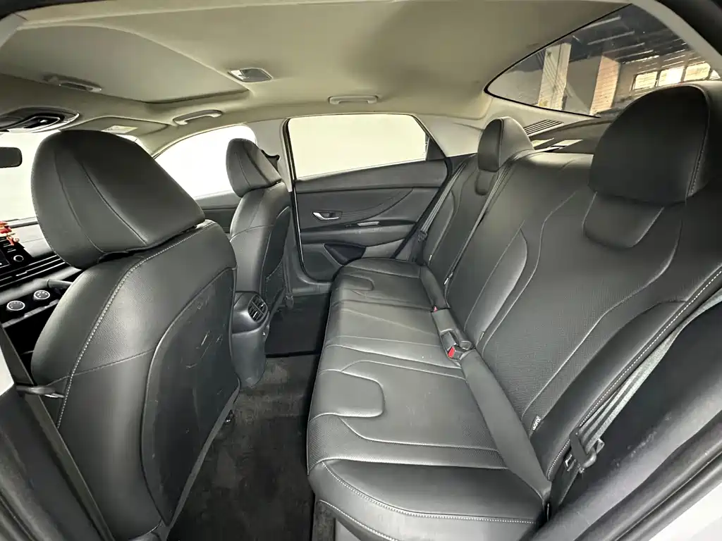 Hyundai Elantra — фото 15