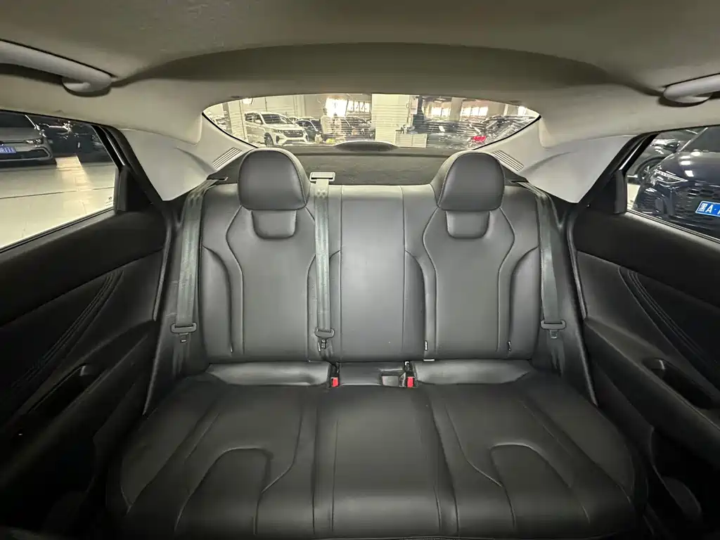 Hyundai Elantra — фото 18