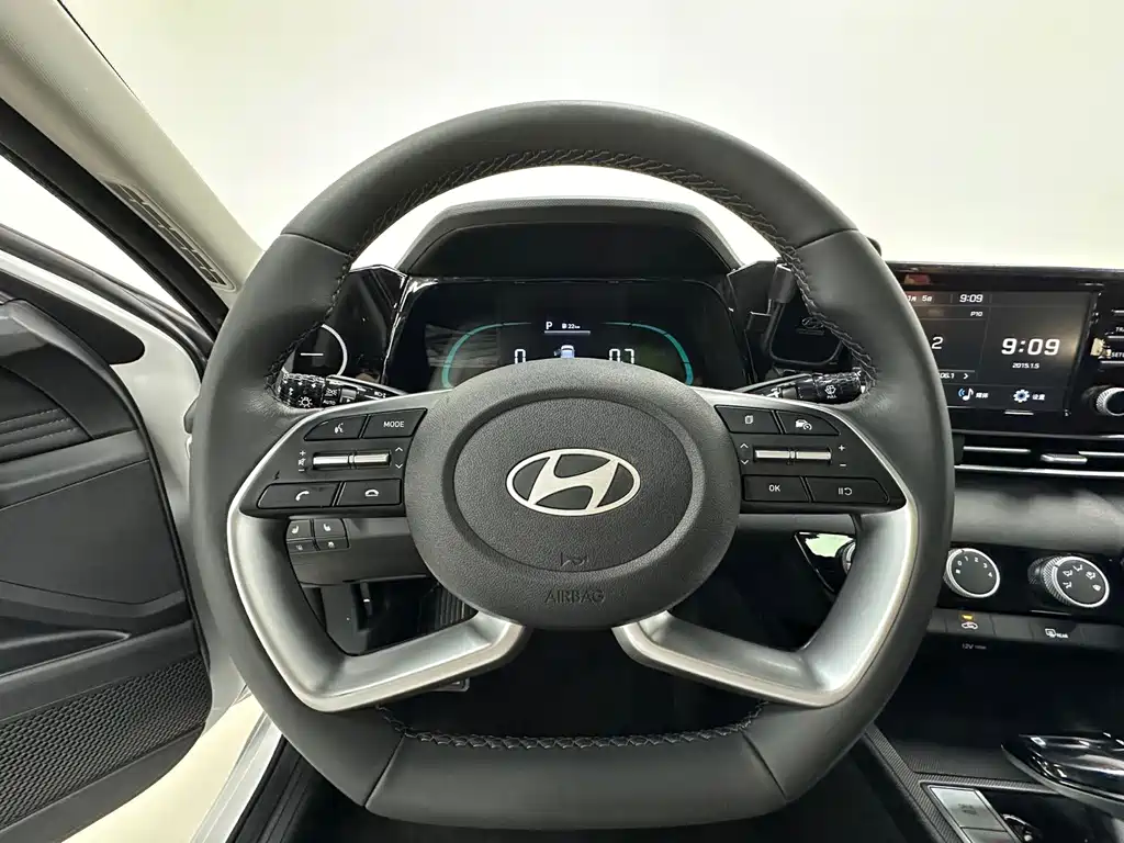 Hyundai Elantra — фото 24