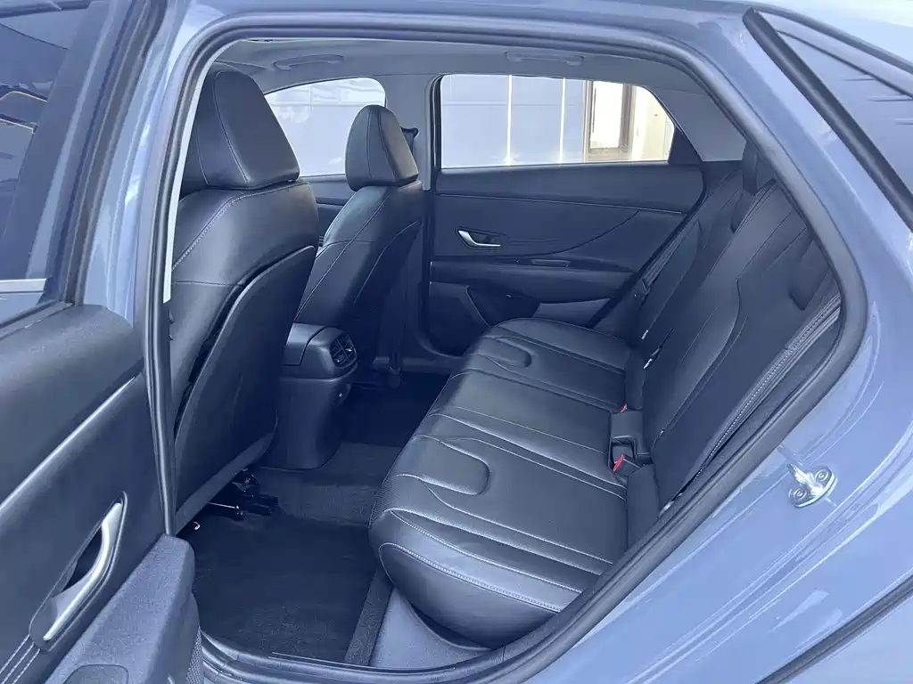 Hyundai Elantra — фото 13