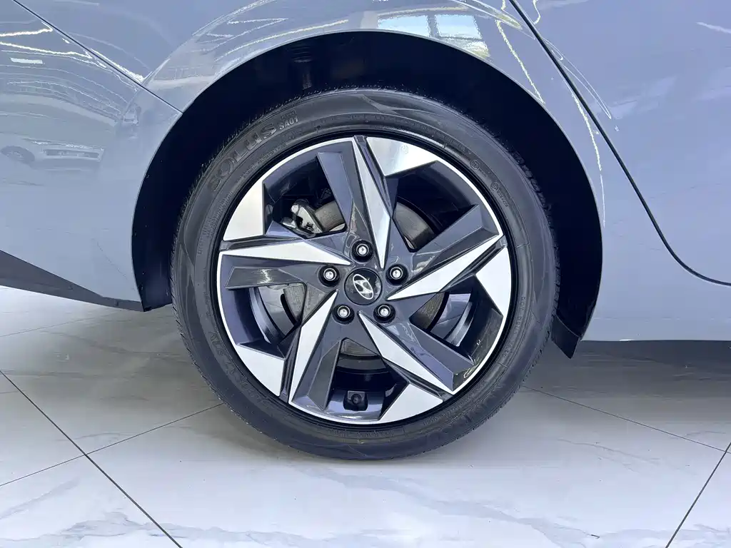 Hyundai Elantra — фото 19