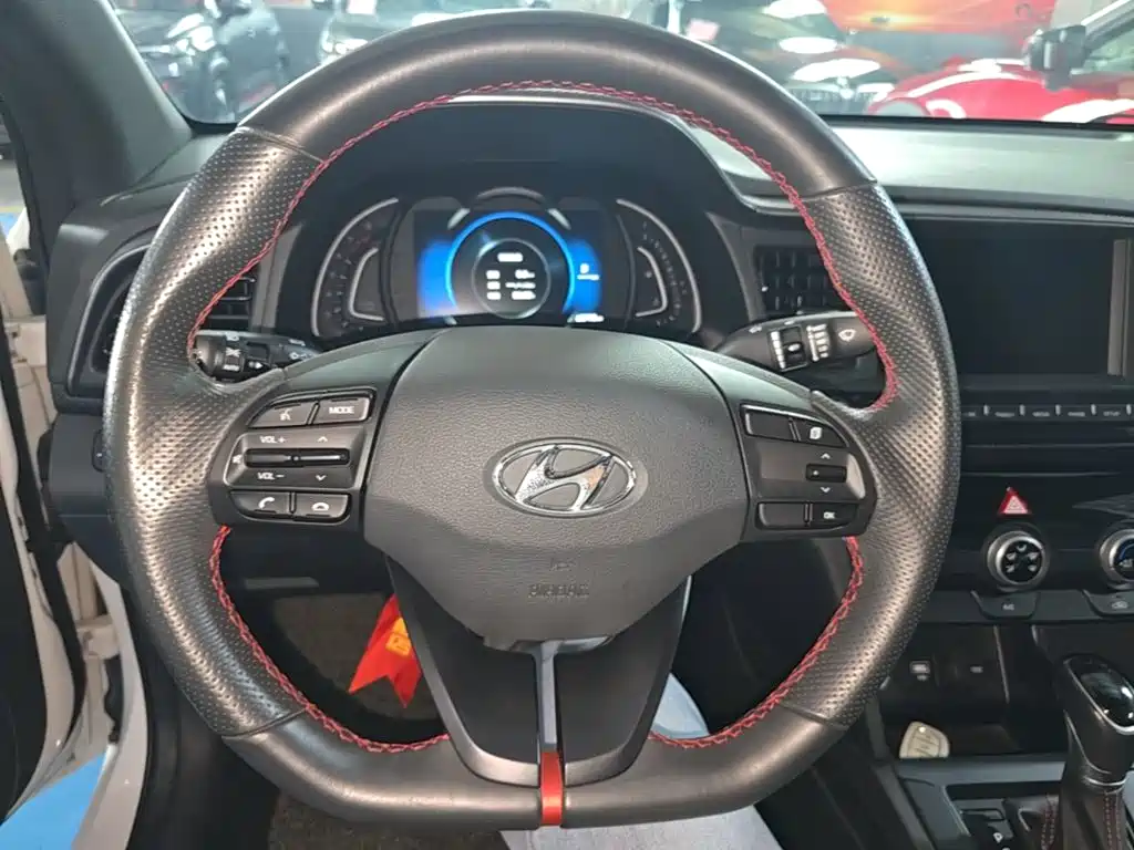 Hyundai Elantra — фото 11