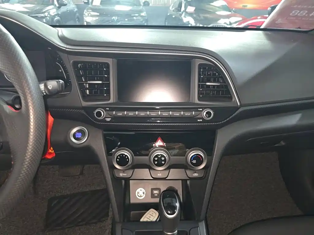 Hyundai Elantra — фото 13