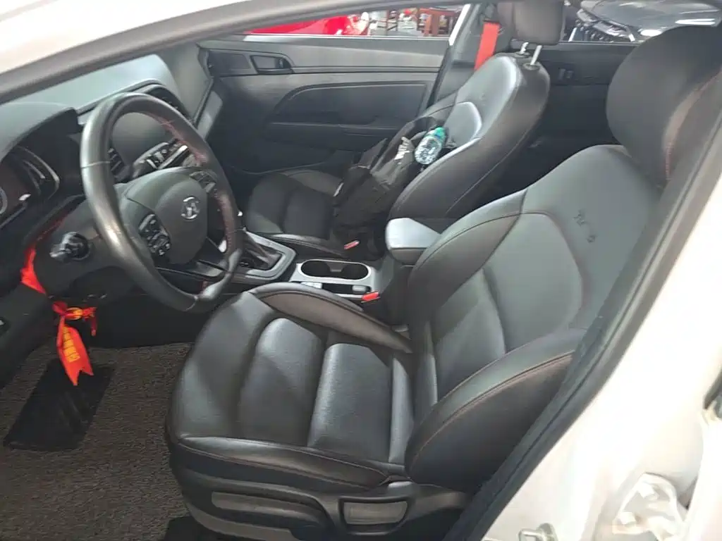 Hyundai Elantra — фото 15