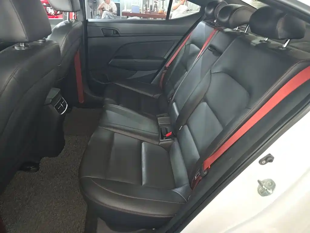 Hyundai Elantra — фото 17