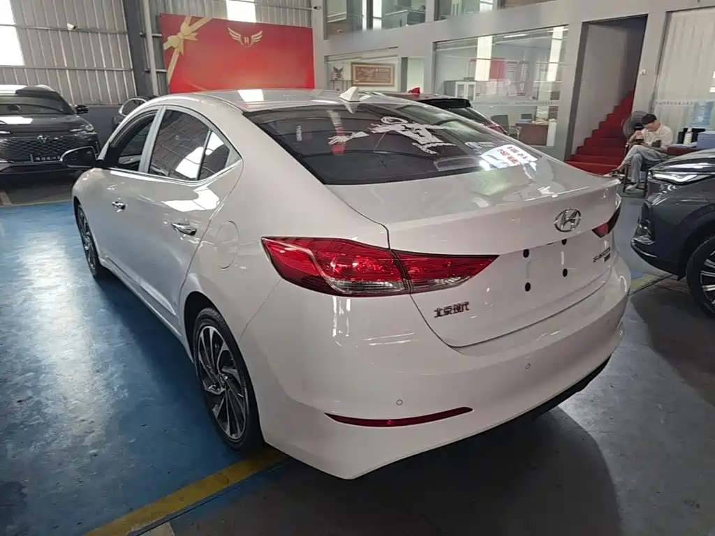 Hyundai Elantra — фото 5