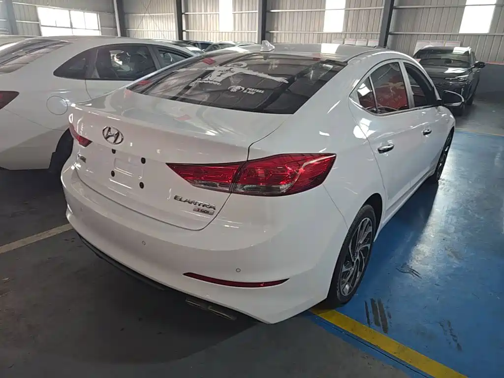 Hyundai Elantra — фото 7