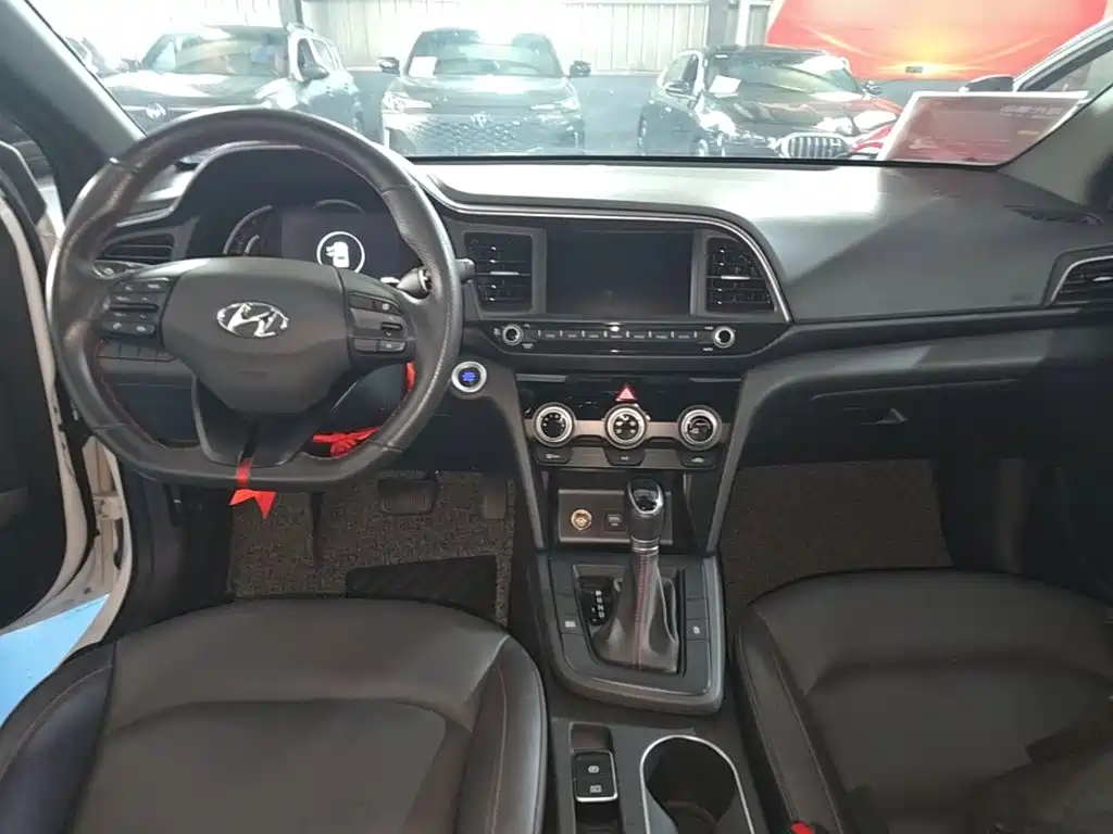 Hyundai Elantra — фото 10