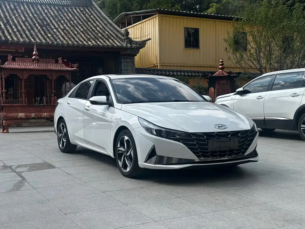 Hyundai Elantra — фото 2