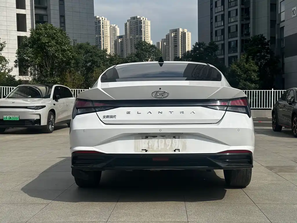 Hyundai Elantra — фото 11