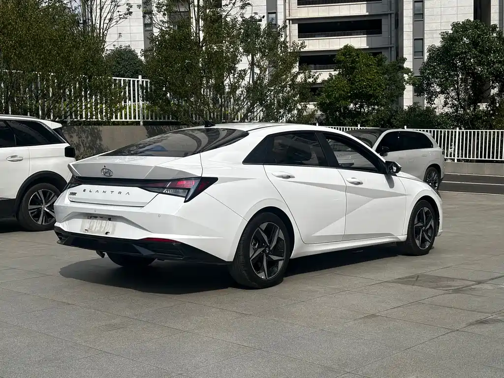 Hyundai Elantra — фото 10