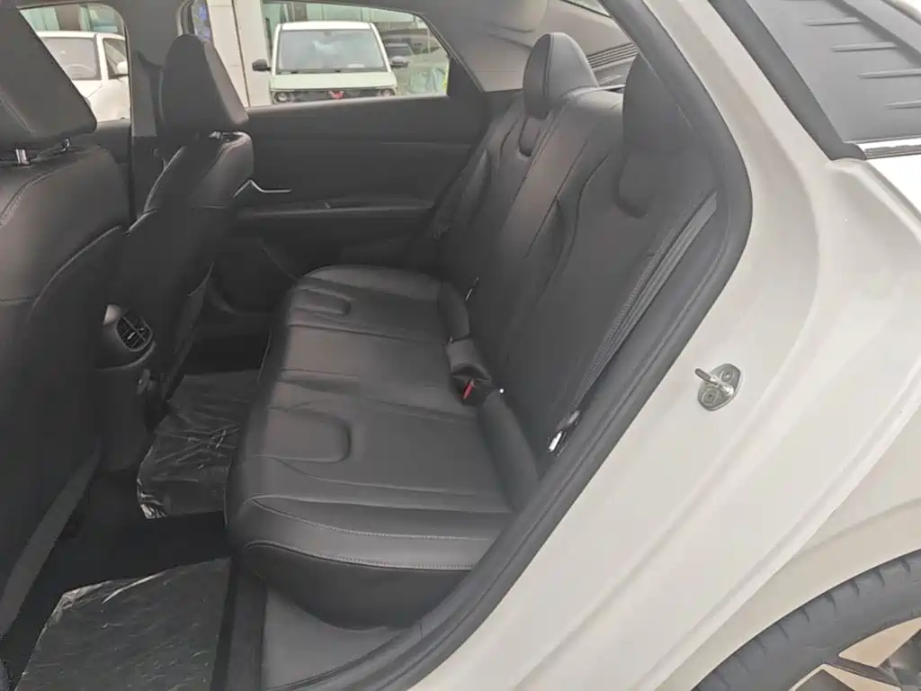 Hyundai Elantra — фото 17