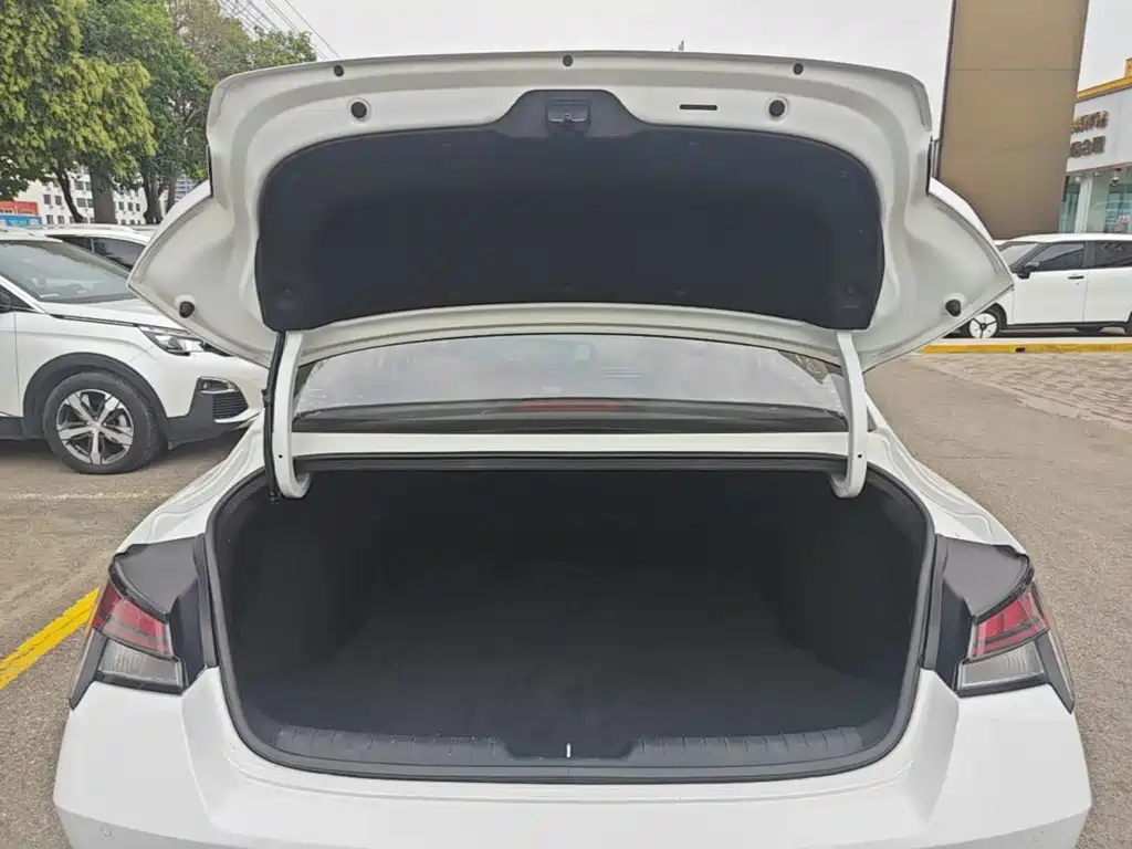 Hyundai Elantra — фото 19