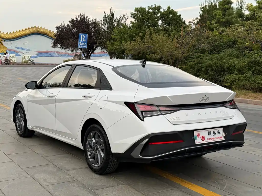 Hyundai Elantra — фото 14