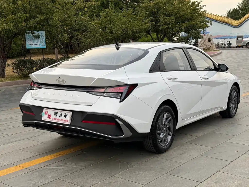 Hyundai Elantra — фото 15
