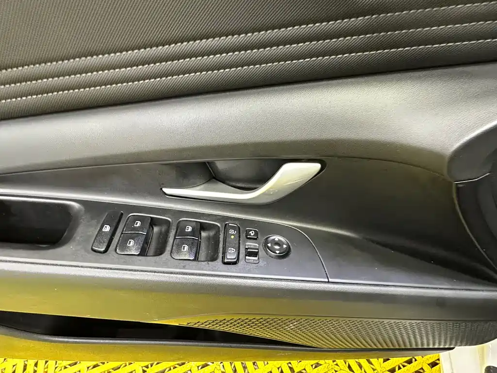 Hyundai Elantra — фото 15