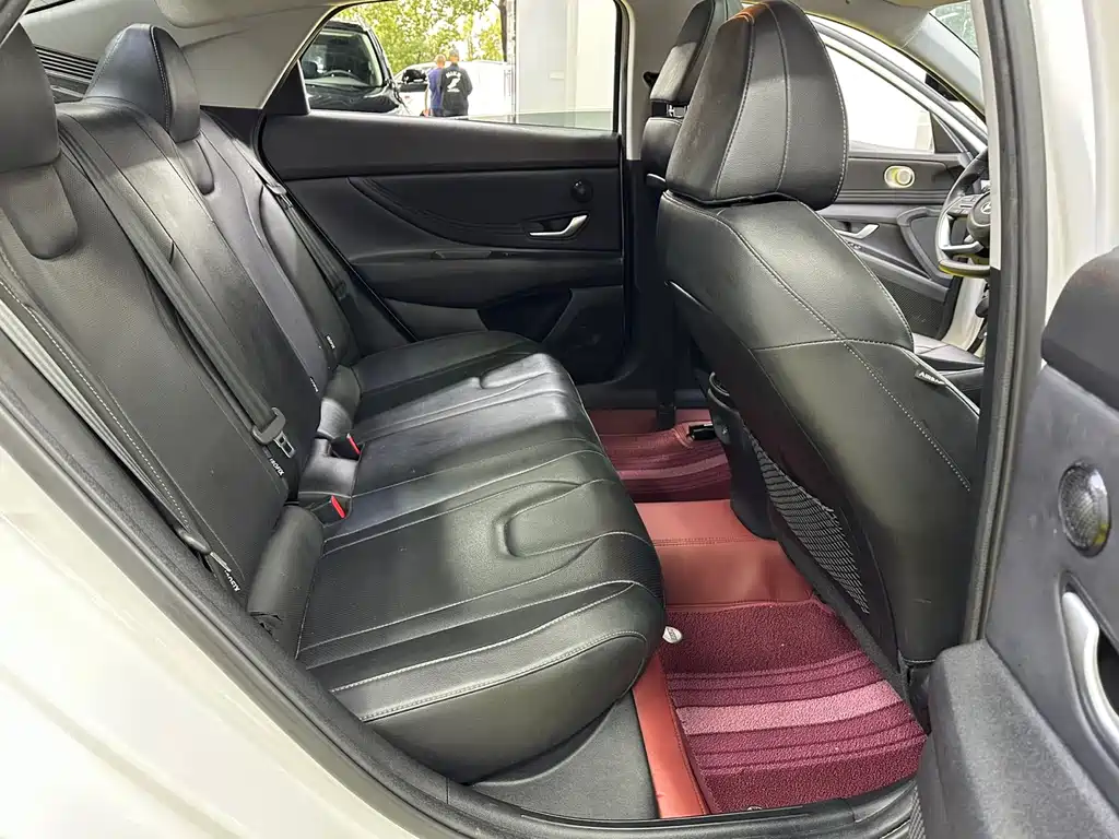 Hyundai Elantra — фото 19