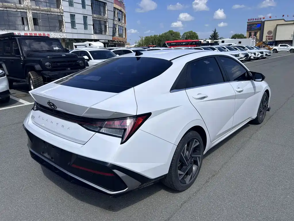 Hyundai Elantra — фото 11