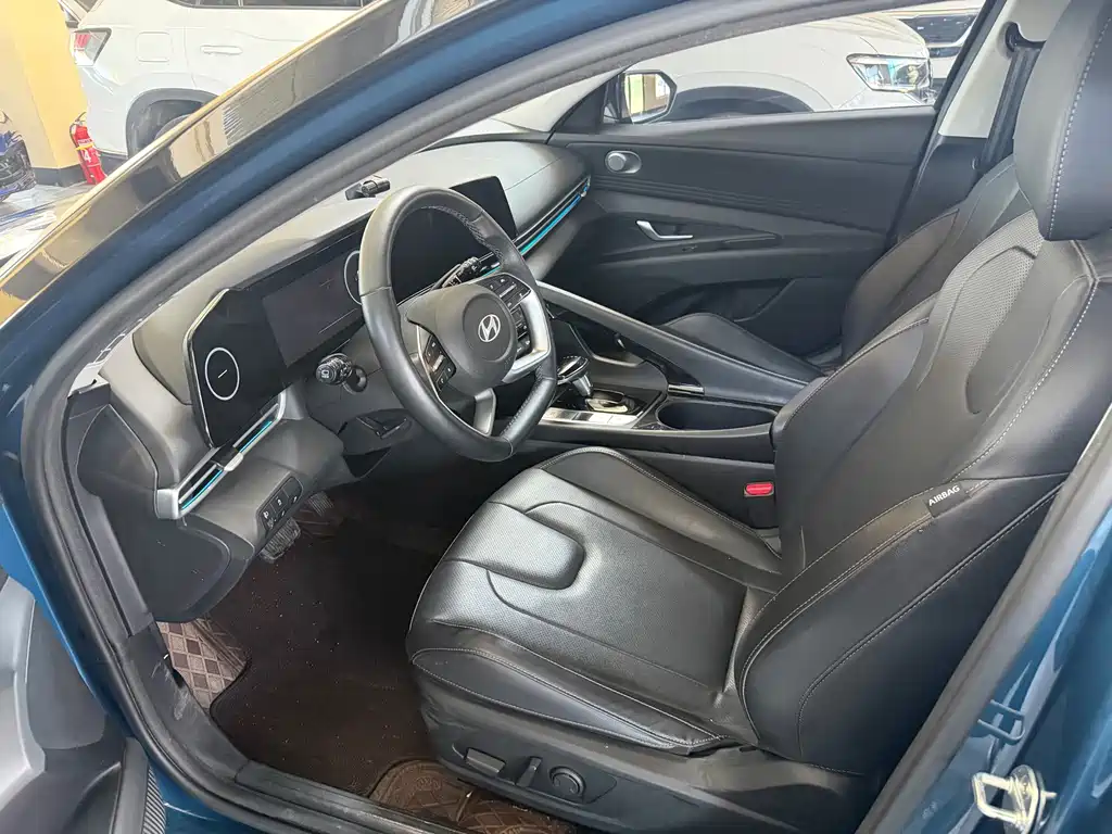 Hyundai Elantra — фото 13