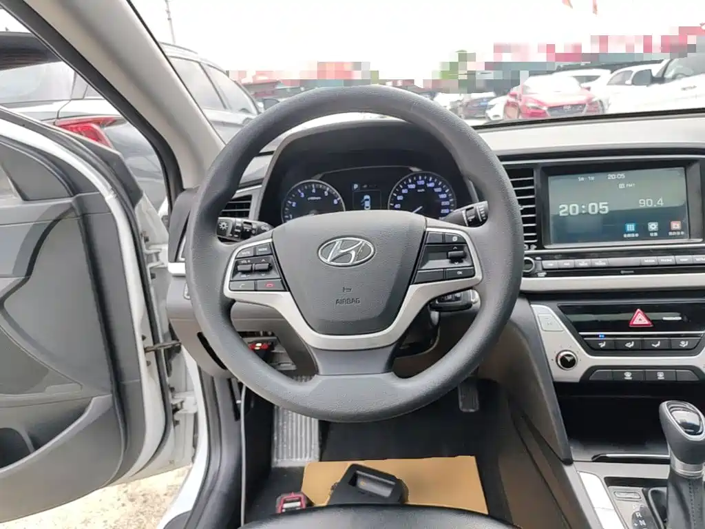 Hyundai Elantra — фото 11