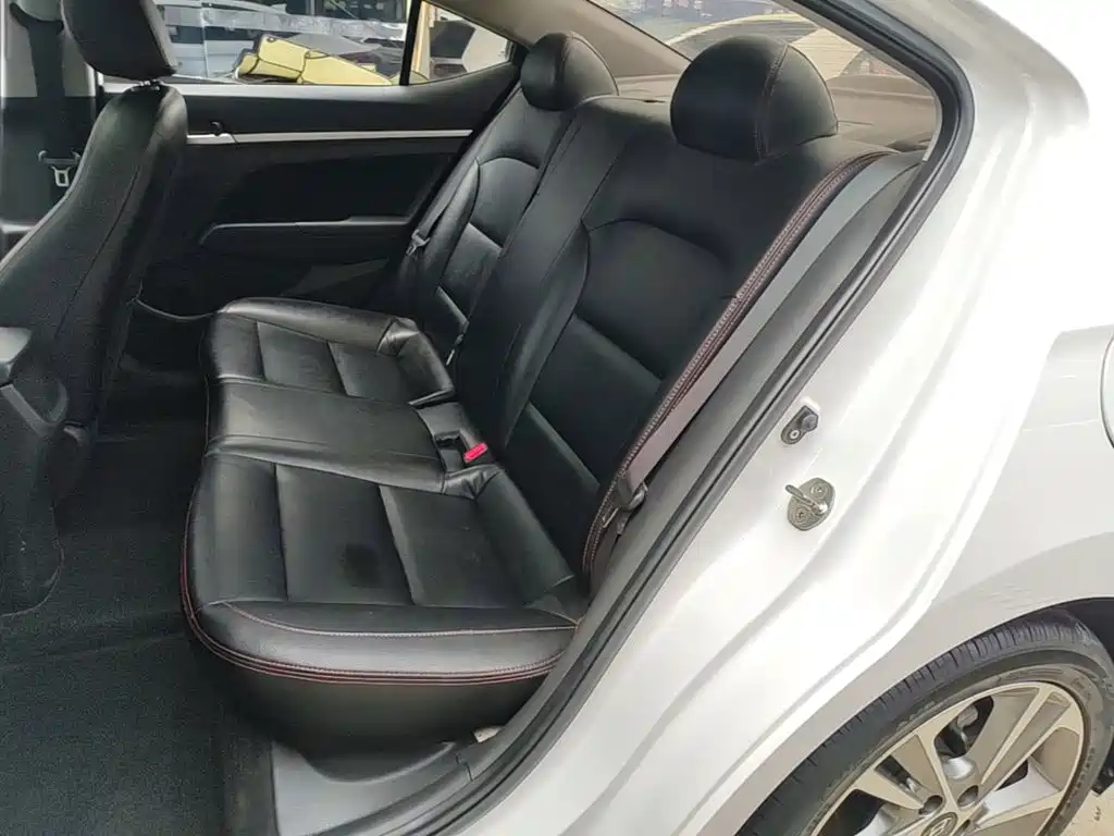 Hyundai Elantra — фото 17