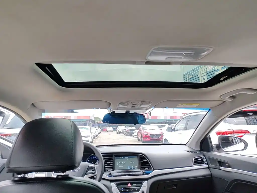 Hyundai Elantra — фото 18