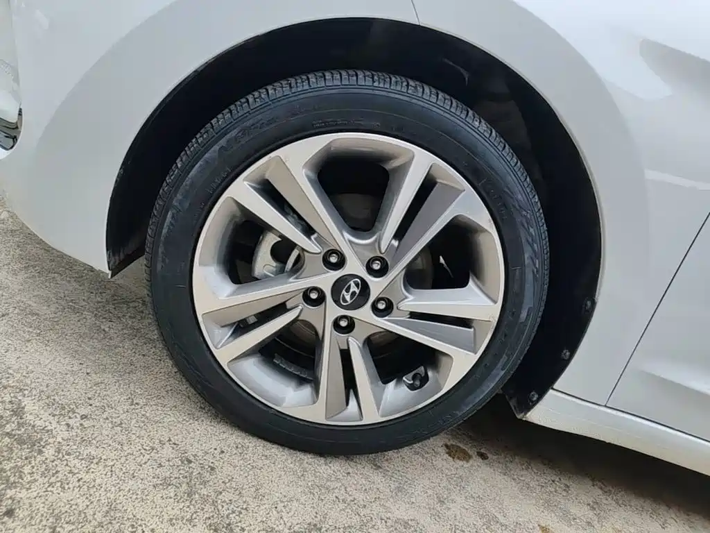 Hyundai Elantra — фото 23