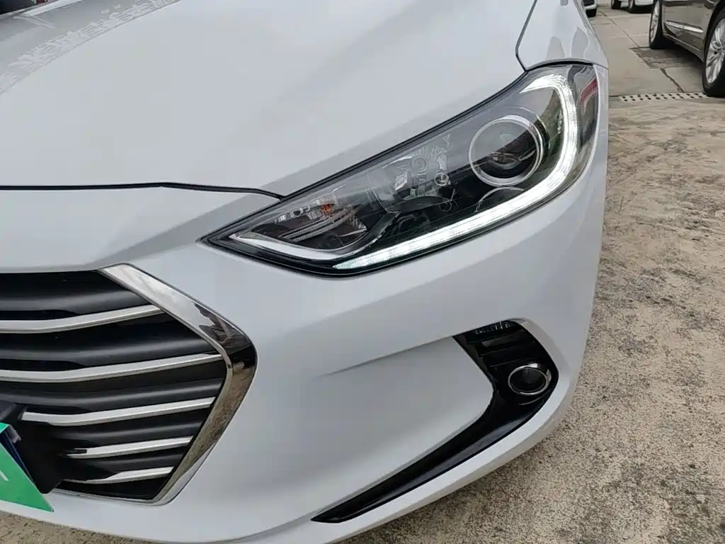 Hyundai Elantra — фото 24